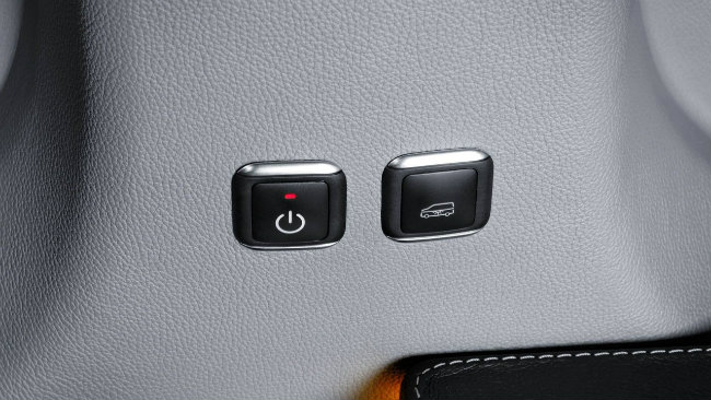 Brabus cài đặt hệ thống treo khí hấp thụ bất kỳ va chạm nào trên đường đi đem lại sự êm ái cho hành khách và lái xe.