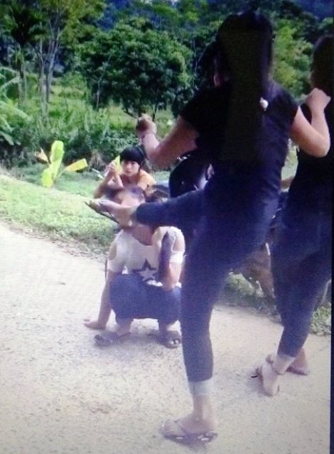 Đình chỉ 1 năm học 2 nữ sinh đá bạn bất tỉnh tại chỗ - 1