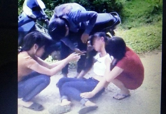 Đình chỉ 1 năm học 2 nữ sinh đá bạn bất tỉnh tại chỗ - 3