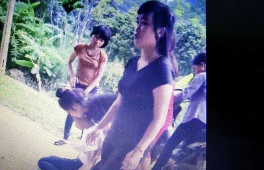 Đình chỉ 1 năm học 2 nữ sinh đá bạn bất tỉnh tại chỗ - 2