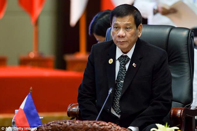 Sau ma túy, Duterte cấm tiệt dân hút thuốc nơi công cộng - 2