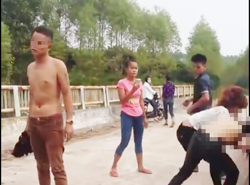 Clip: Nữ 9X hẹn đánh nhau, giật tung áo vì mâu thuẫn trên mạng - 2