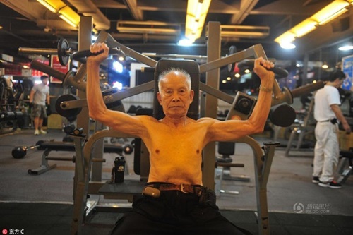 TQ: Cụ ông 94 tuổi vẫn chăm tập gym mỗi ngày - 1