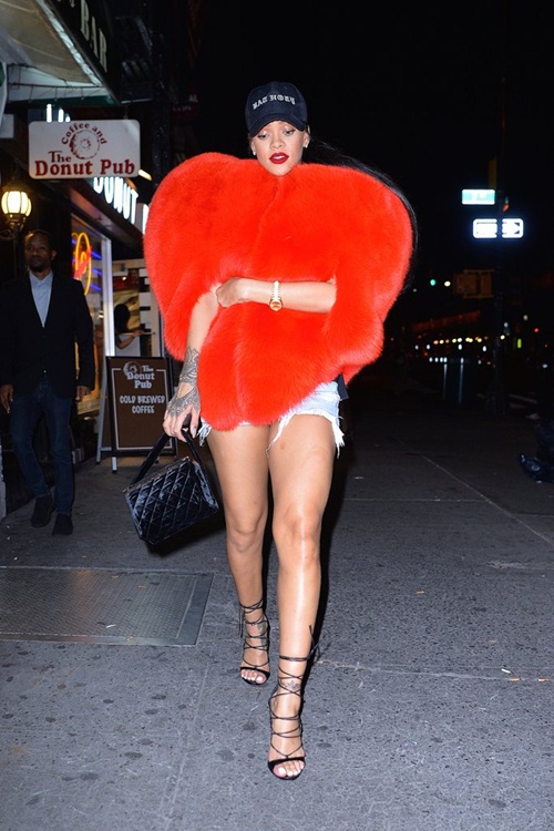 &#34;Cuộc chiến&#34; lông thú tim đỏ giữa Rihanna và các chân dài - 1