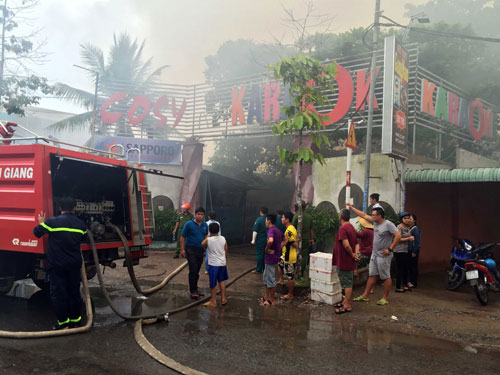 Cháy dữ dội tại quán karaoke nổi tiếng miền Tây - 1