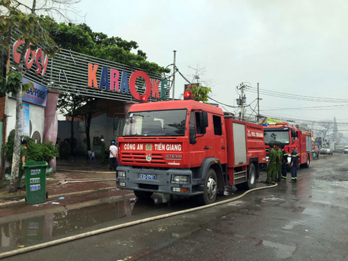 Cháy dữ dội tại quán karaoke nổi tiếng miền Tây - 2