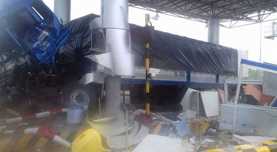 Xe container tông nát trạm thu phí ở Khánh Hòa - 1