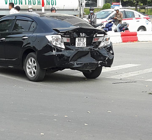 Hà Nội: 2 thanh niên bị cuốn vào gầm xe sau tai nạn liên hoàn - 2