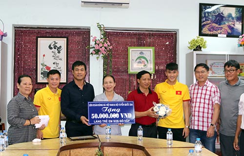 ĐT Việt Nam: Hàng trăm em nhỏ chờ xin chữ ký Công Vinh - 1