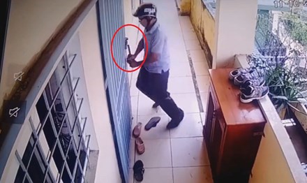 Camera ghi cảnh trộm vờ bấm chuông, bẻ khóa lẻn vào nhà - 1