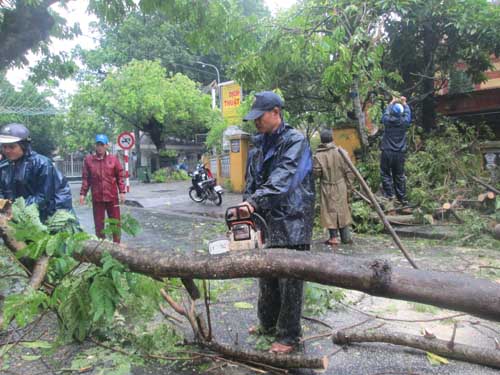 Hai người chết và mất tích do áp thất nhiệt đới ở Huế - 1