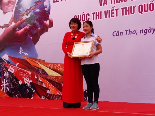 Trao giải nhất cuộc thi viết thư Quốc tế UPU lần thứ 45 - 2