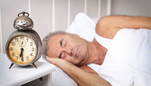 Người cao huyết áp: Làm sao để dễ ngủ và huyết áp không tăng vọt mỗi tối? - 1