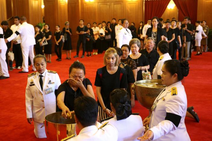 Ảnh: Dân Thái Lan xếp hàng dài đón linh cữu quốc vương - 2