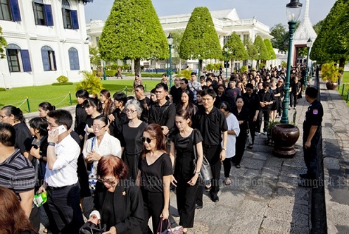 Ảnh: Dân Thái Lan xếp hàng dài đón linh cữu quốc vương - 1