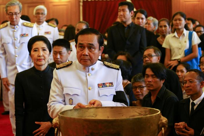 Ảnh: Dân Thái Lan xếp hàng dài đón linh cữu quốc vương - 5