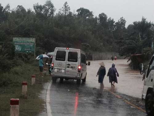 Quảng Bình – Quảng Trị: Ngập sâu trong mưa, 1 người mất tích - 1