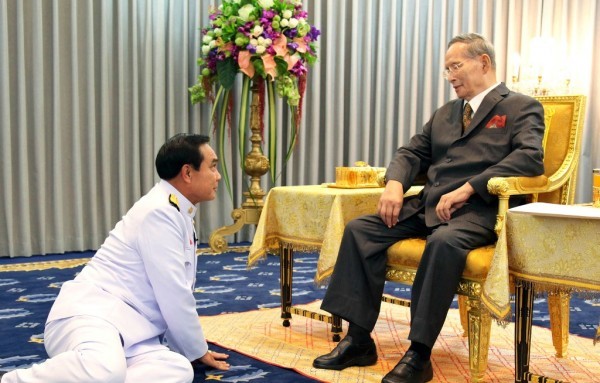 Vì sao tướng lĩnh phải quỳ phục dưới chân vua Thái Lan? - 1