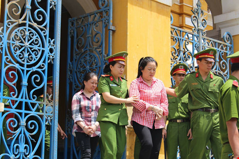 Giám đốc mới học lớp 2 vừa khóc vừa trả lời tòa - 1