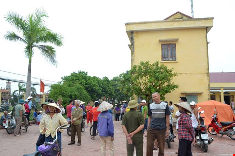 Một nữ 'cẩu tặc' bị người dân đòi 'xử' - 2