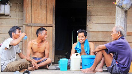 Làng quanh năm say xỉn - 1