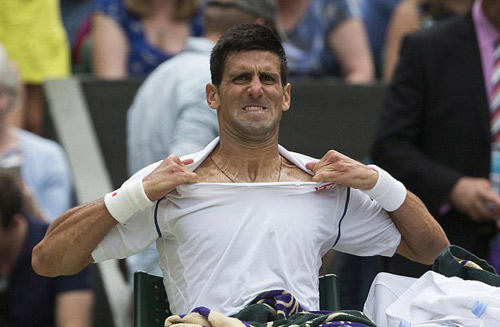 Chiêu trò: Djokovic đập vợt, xé áo vẫn thua đau - 1