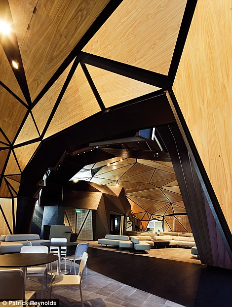 Những sân bay cực "độc" trên thế giới - 6