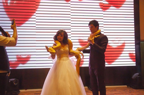 Ngỡ ngàng 3 màn trao kỷ vật tình yêu độc nhất vô nhị - 2