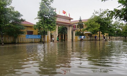 Tất cả trường học ở Quảng Bình ngập nước, 3 học sinh mất tích - 1