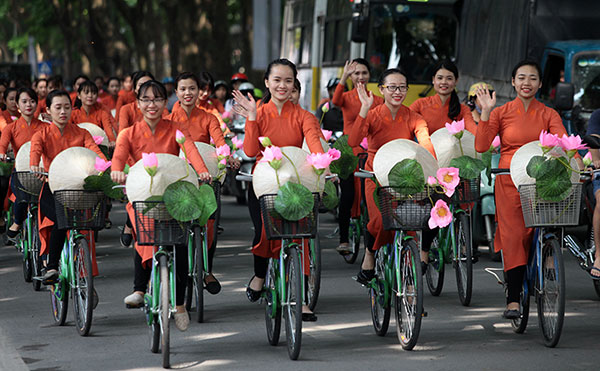 50 nữ sinh mặc áo dài rực rỡ dạo phố mùa thu Hà Nội - 1