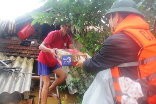 Lũ chưa rút, hàng ngàn dân leo nóc nhà chờ tiếp tế - 2