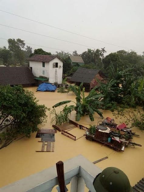 Lũ chưa rút, hàng ngàn dân leo nóc nhà chờ tiếp tế - 3