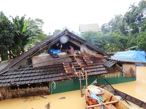 Lũ chưa rút, hàng ngàn dân leo nóc nhà chờ tiếp tế - 4