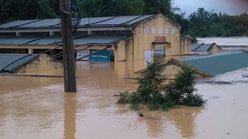 Lũ chưa rút, hàng ngàn dân leo nóc nhà chờ tiếp tế - 5