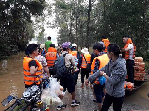 Lũ chưa rút, hàng ngàn dân leo nóc nhà chờ tiếp tế - 7