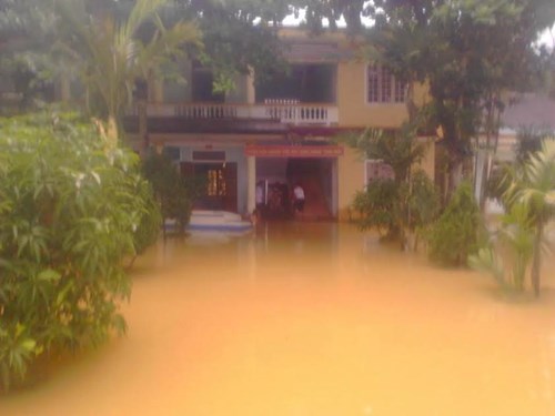 Lũ chưa rút, hàng ngàn dân leo nóc nhà chờ tiếp tế - 8