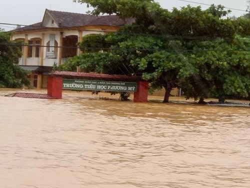 Lũ chưa rút, hàng ngàn dân leo nóc nhà chờ tiếp tế - 9