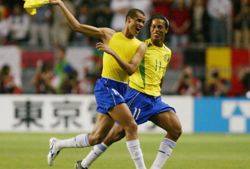 "Phù thủy bóng đá Brazil”: Rivaldo hay Ronaldinho? - 1