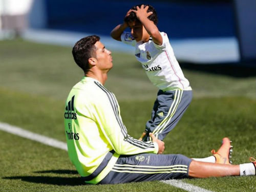 Ronaldo con từ chối Real, ghi bàn ra mắt đội hạng 4 - 1