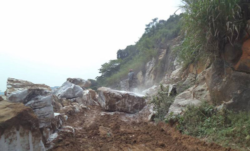 Sập mỏ đá ở Nghệ An, ít nhất 4 người thương vong - 1