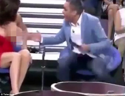 Khách mời nổi giận vì bị kéo tụt áo trên sóng truyền hình Tây Ban Nha - 1