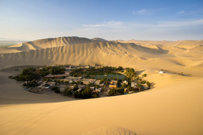 Thành phố nhỏ Huacachina được xây dựng quanh ốc đảo tươi đẹp giữa sa mạc ở Peru.