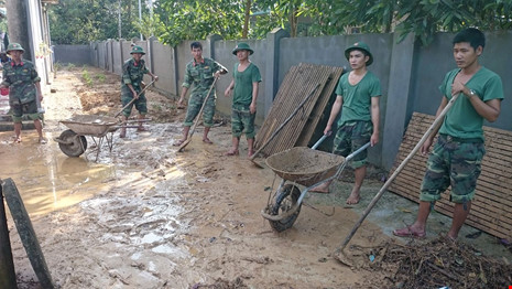 Giáo viên bật khóc nhặt sách vở trong bùn khi lũ rút - 4