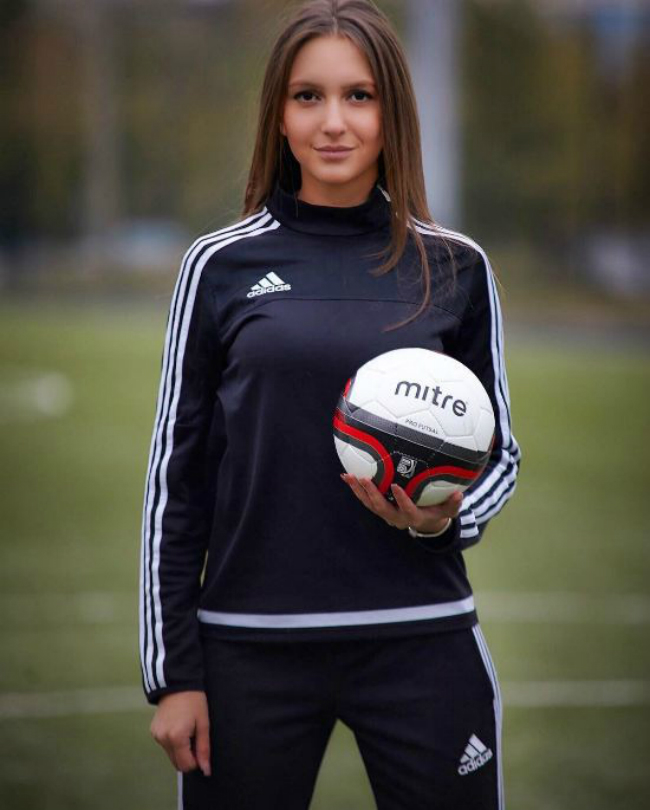 Năm nay 21 tuổi, nhưng tình yêu dành cho môn bóng đá của Ekaterina Kostyunina - cô sinh viên Đại học Sư phạm Krasnoyarsk kiêm nữ trọng tài người Nga đã nảy nở từ khi cô mới 13 tuổi. 
