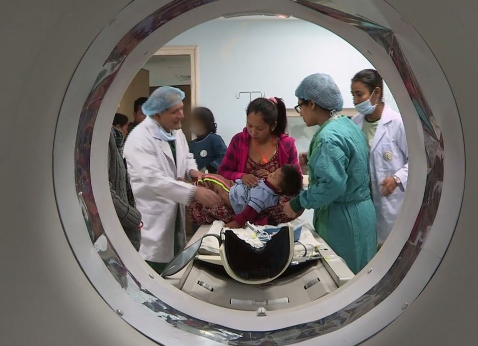 Bé trai được tin là Chúa vì có 3 tay - 4