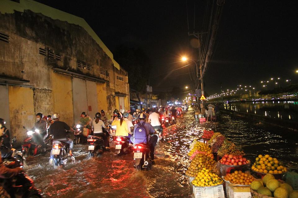 Triều cường đạt đỉnh, người Sài Gòn &#34;xé&#34; nước về nhà - 19