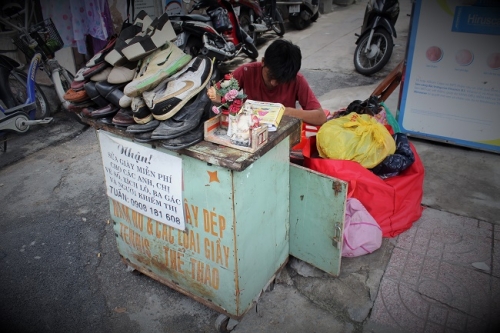 Cậu bé sửa giày "miễn phí" cho người nghèo ở Sài Gòn - 1