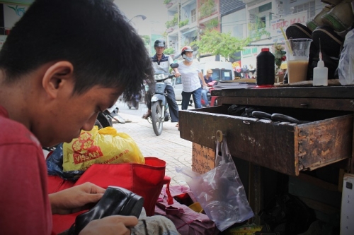 Cậu bé sửa giày "miễn phí" cho người nghèo ở Sài Gòn - 2