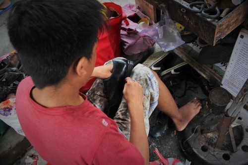 Cậu bé sửa giày "miễn phí" cho người nghèo ở Sài Gòn - 3