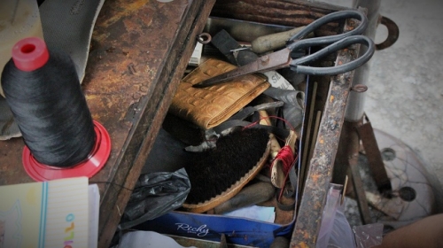 Cậu bé sửa giày "miễn phí" cho người nghèo ở Sài Gòn - 4